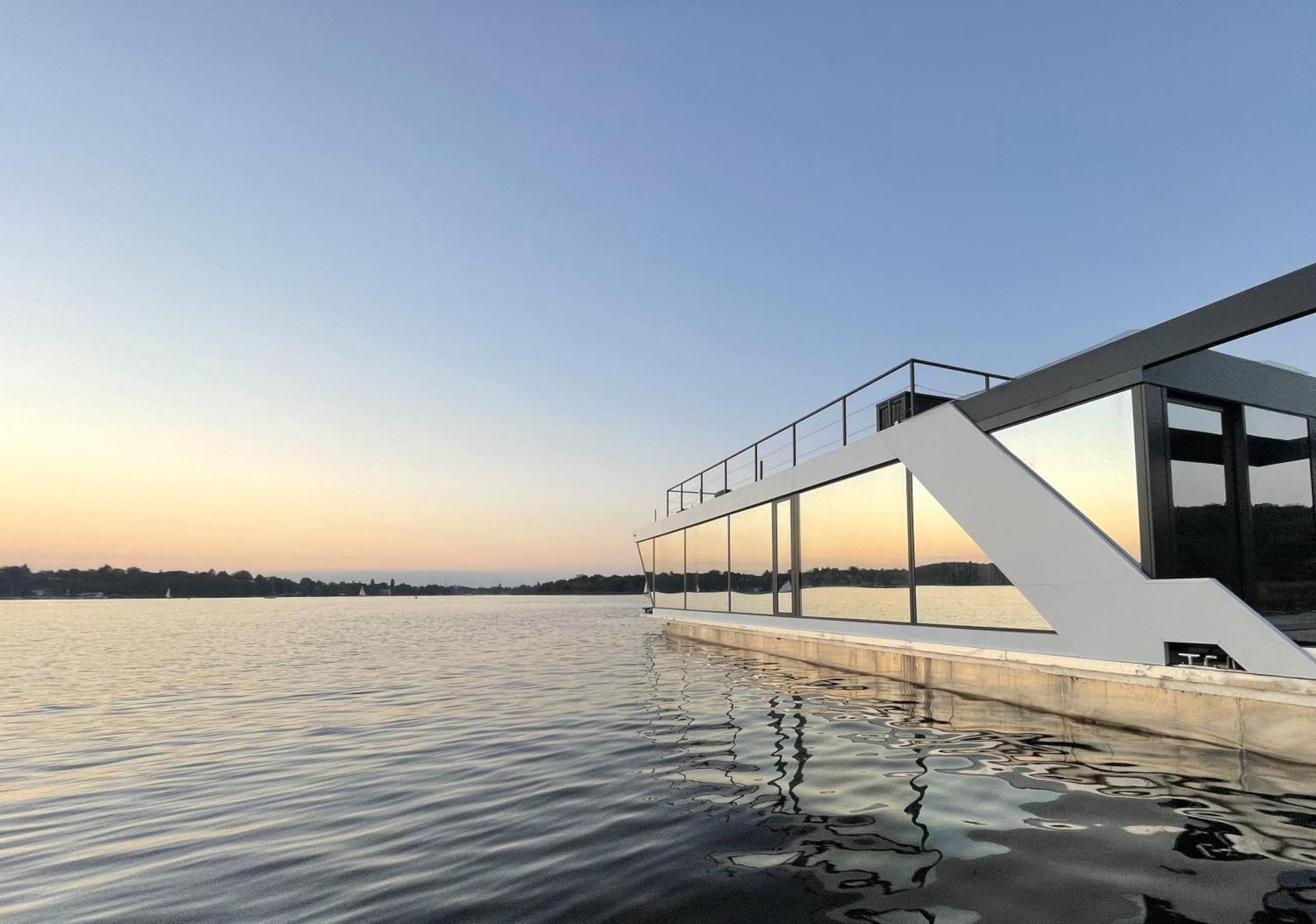 Aqva The Exclusive Water Loft In Bateau-hôtel