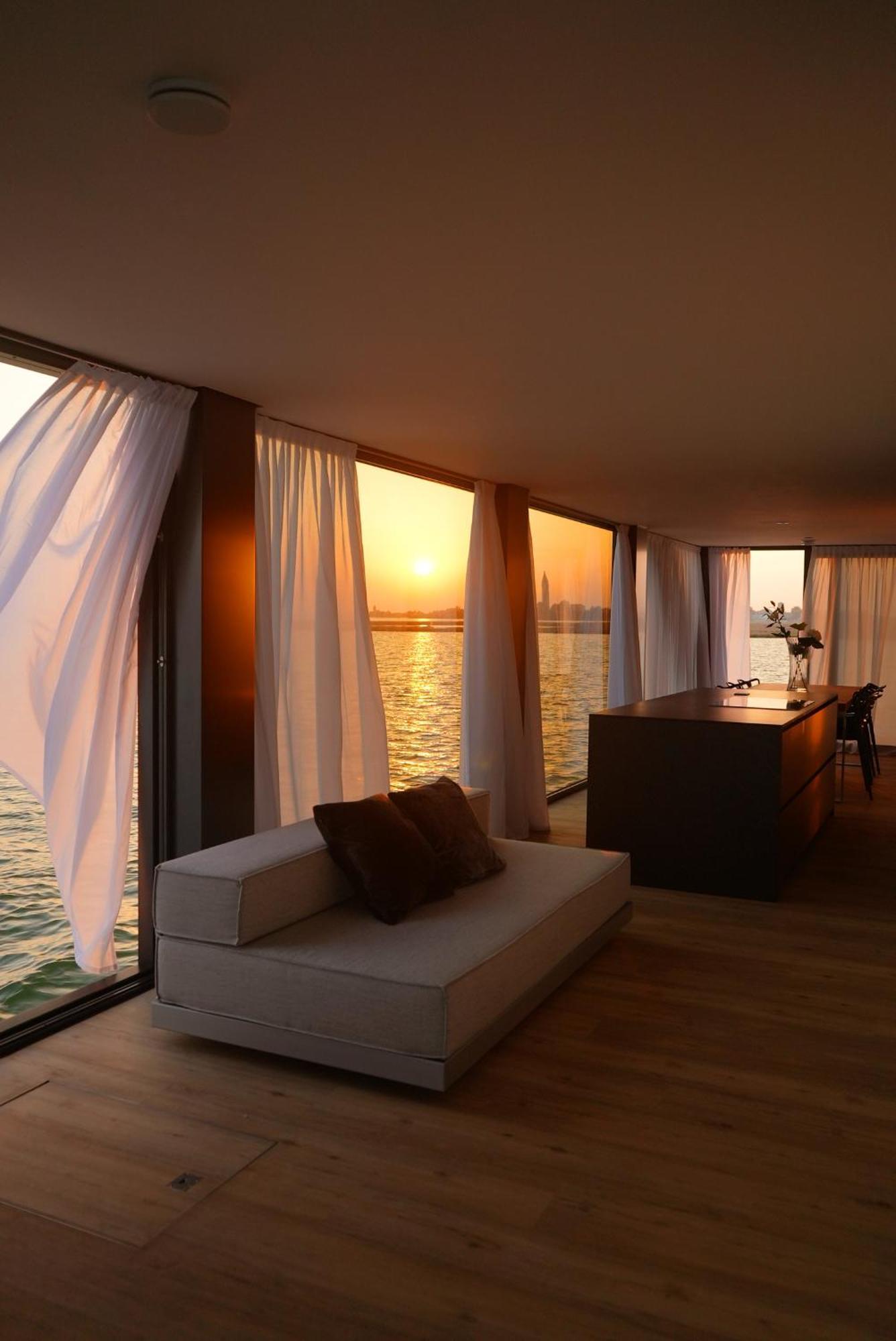 Aqva The Exclusive Water Loft In Bateau-hôtel *