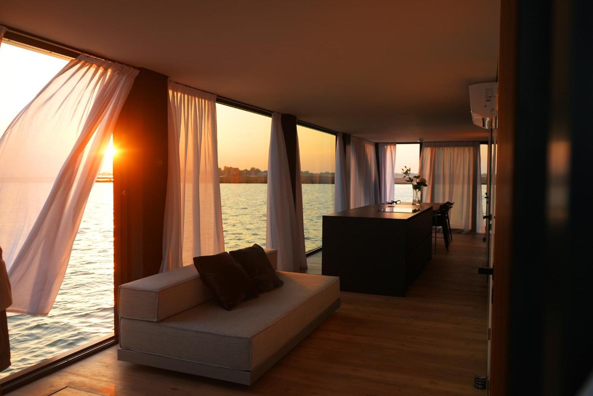 Bateau-hôtel Aqva The Exclusive Water Loft In *